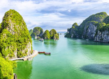 Vietnam 'daki UNESCO Dünya Mirası sitesi olan Vinh Ha Long' un açık deniz manzarası.