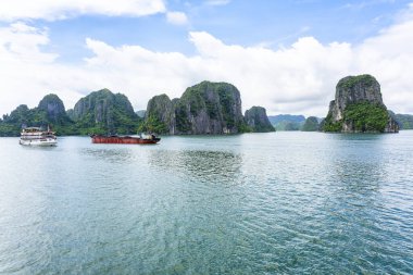 Vietnam 'daki UNESCO Dünya Mirası sitesi olan Vinh Ha Long' un açık deniz manzarası.