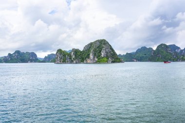 Vietnam 'daki UNESCO Dünya Mirası sitesi olan Vinh Ha Long' un açık deniz manzarası.