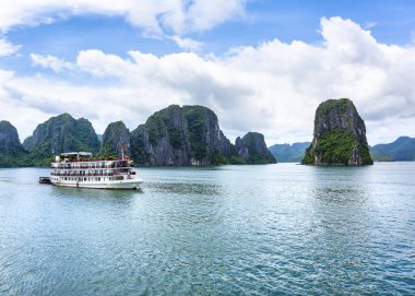 Vietnam 'daki UNESCO Dünya Mirası sitesi olan Vinh Ha Long' un açık deniz manzarası.