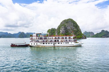 Vietnam 'daki UNESCO Dünya Mirası sitesi olan Vinh Ha Long' un açık deniz manzarası.