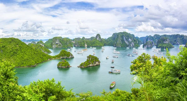 Vietnam 'daki UNESCO Dünya Mirası sitesi olan Vinh Ha Long' un açık deniz manzarası.