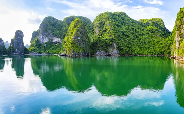 Vietnam 'daki UNESCO Dünya Mirası sitesi olan Vinh Ha Long' un açık deniz manzarası.