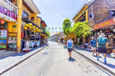 HOI AN, VİETNAM 2024, 15 Ağustos: canlı fenerler, koloni binaları ve canlı bir atmosfer Hoi Ans antik kasabasının büyüleyici caddelerini doldurdu