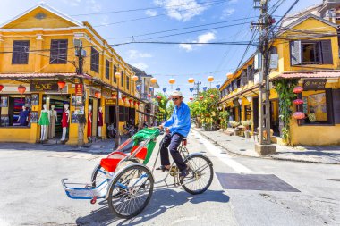 HOI AN, VİETNAM 2024, 15 Ağustos: canlı fenerler, koloni binaları ve canlı bir atmosfer Hoi Ans antik kasabasının büyüleyici caddelerini doldurdu
