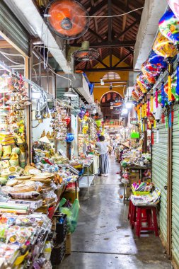 HOI AN, VIETNAM 2024, 15 Ağustos: Hoi An, Vietnam 'da renkli el sanatları ile hareketli bir hediyelik eşya pazarında dar bir koridor iç görünümü