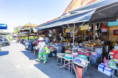 HOI AN, VIETNAM 2024, 15 Ağustos: Hoi An pazarındaki yerel bir tezgâhta renkli taze ürün, limon ve biber.