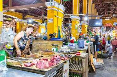 HOI AN, VIETNAM 2024, 15 Ağustos: Hoi An 'ın kapalı pazarında taze et ve üretim yapan yerel Vietnamlı satıcıların yoğun sahneleri