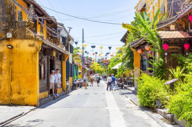 HOI AN, VİETNAM 2024, 15 Ağustos: canlı fenerler, koloni binaları ve canlı bir atmosfer Hoi Ans antik kasabasının büyüleyici caddelerini doldurdu