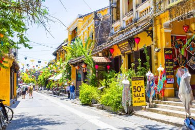 HOI AN, VİETNAM 2024, 15 Ağustos: canlı fenerler, koloni binaları ve canlı bir atmosfer Hoi Ans antik kasabasının büyüleyici caddelerini doldurdu