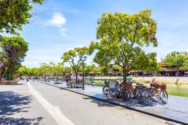 HOI AN, VİETNAM 2024, 15 Ağustos: canlı fenerler, koloni binaları ve canlı bir atmosfer Hoi Ans antik kasabasının büyüleyici caddelerini doldurdu