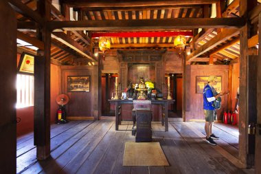 HOI AN, VIETNAM 2024, 15 Ağustos: Hoi An, Vietnam 'daki tarihi Japon Kapalı Köprüsü, ahşap kirişler, geleneksel sunak ve huzurlu kültürel atmosfer