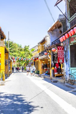 HOI AN, VİETNAM 2024, 15 Ağustos: canlı fenerler, koloni binaları ve canlı bir atmosfer Hoi Ans antik kasabasının büyüleyici caddelerini doldurdu