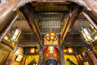 Hoi An Antik Kasabası, Vietnam 'da tarihi bir Eski Tüccar' ın evinin ahşap iç ve tavan süslemesi