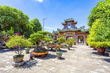 Hoi An, Vietnam 'daki Quan Kong Tapınağı' nın güzel bir manzarası.
