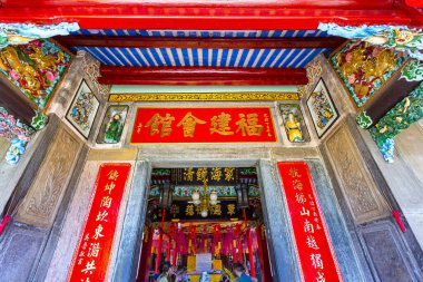 Hoi An, Vietnam 'daki Quan Kong Tapınağı' nın güzel bir manzarası.