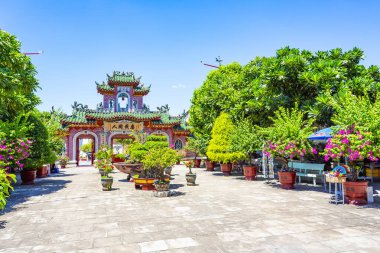 Hoi An, Vietnam 'daki Quan Kong Tapınağı' nın güzel bir manzarası.