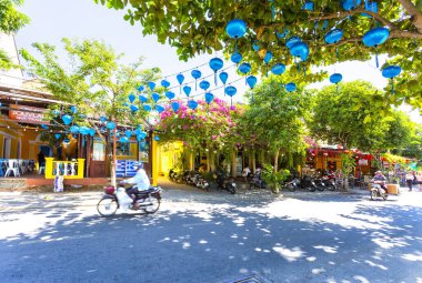 HOI AN, VİETNAM 2024, 15 Ağustos: canlı fenerler, koloni binaları ve canlı bir atmosfer Hoi Ans antik kasabasının büyüleyici caddelerini doldurdu