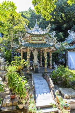 Beş Mermer Dağlar kompleksinin içindeki Budist tapınağının güzel manzarası Da Nang.