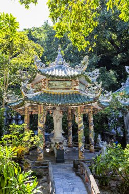 Beş Mermer Dağlar kompleksinin içindeki Budist tapınağının güzel manzarası Da Nang.