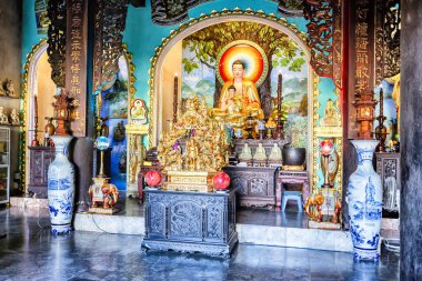 Da Nang, Vietnam 'daki Mermer Dağlar' daki süslü Budist tapınağı.