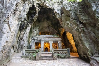 Marble Dağları 'ndaki bir kireçtaşı mağarasında parlayan bir Budist heykeli ve sunağı olan Grotto Tapınağı, Da Nang, Vietnam