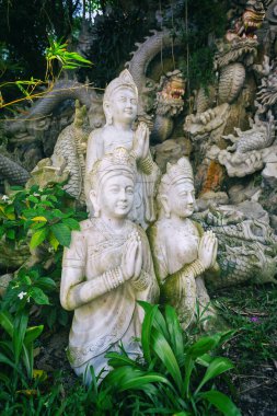 Mermer Dağları 'nın yoğun yeşilliklerine yerleştirilmiş efsanevi figürlerin ve muhafızların ayrıntılı oymalarıyla açık bir tapınak, Da Nang.