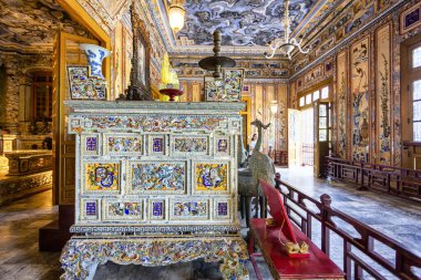 Ana salonun zenginleştirilmiş iç dekorasyonu, Thien Dinh Sarayı, Khai Dinh Mezarı, Vietnam