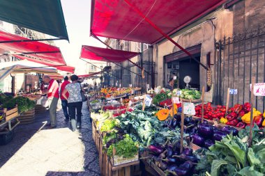 Bakkal dükkanı ünlü yerel pazarda Capo Palermo, İtalya