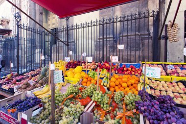 Bakkal dükkanı ünlü yerel pazarda Capo Palermo, İtalya