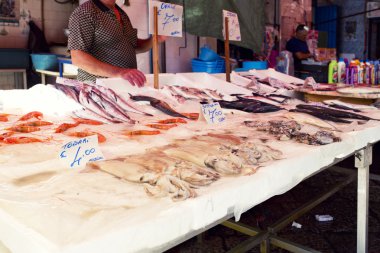 Bakkal dükkanı ünlü yerel pazarda Capo Palermo, İtalya