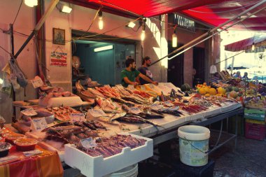 Bakkal dükkanı ünlü yerel pazarda Capo Palermo, İtalya