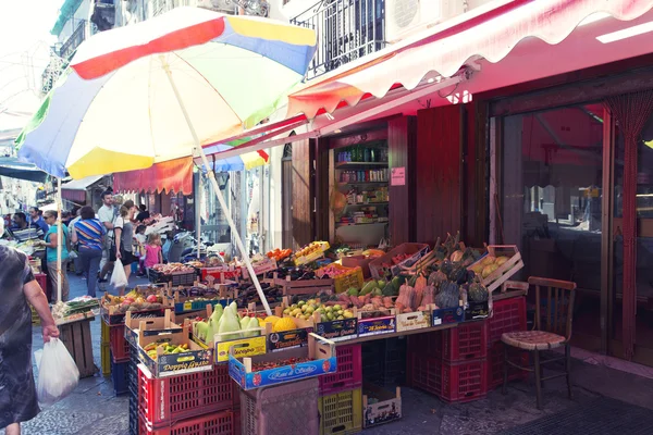 Mercearia no famoso mercado local Capo em Palermo, Itália — Fotografia de Stock