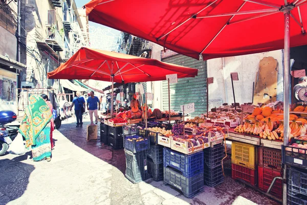 Lebensmittelgeschäft auf dem berühmten lokalen Markt Capo in Palermo, Italien — Stockfoto