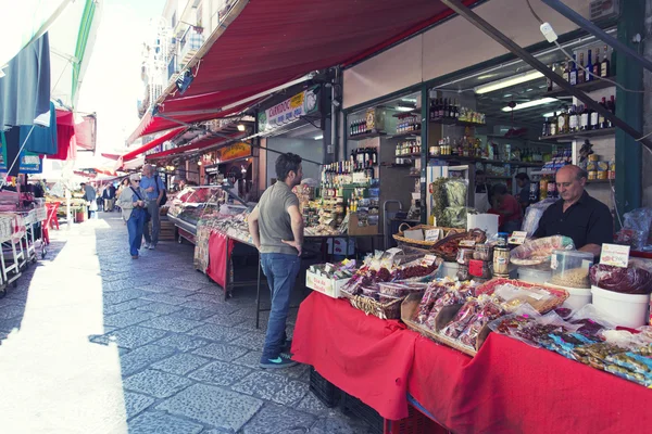 Tienda de comestibles en el famoso mercado local Capo en Palermo, Italia — Foto de Stock