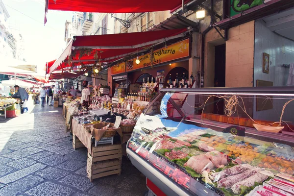 Lanthandeln på kända lokala marknaden Capo i Palermo, Italien — Stockfoto