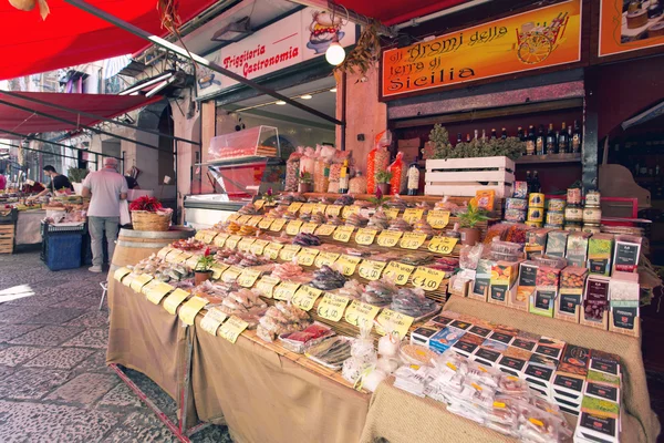 Tienda de comestibles en el famoso mercado local Capo en Palermo, Italia — Foto de Stock