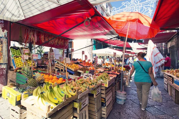 Toko kelontong di pasar lokal terkenal Capo di Palermo, Italia — Stok Foto