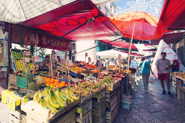 Sklep spożywczy w słynnego lokalnego rynku Capo w Palermo, Włochy — Zdjęcie stockowe