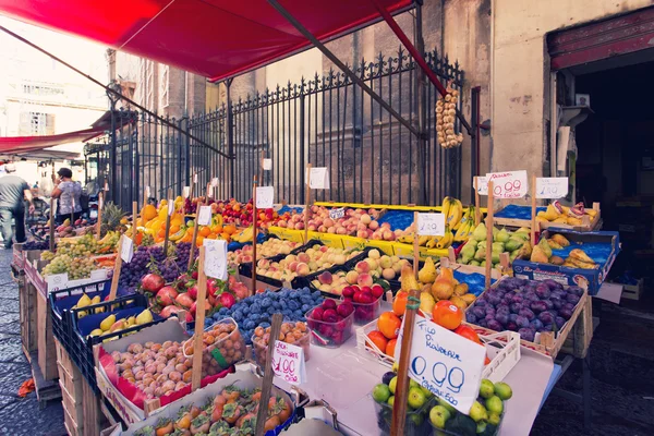 Sklep spożywczy w słynnego lokalnego rynku Capo w Palermo, Włochy — Zdjęcie stockowe