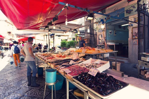 Grocery shop at famous local market Capo in Palermo, Italy — Stock Photo, Image