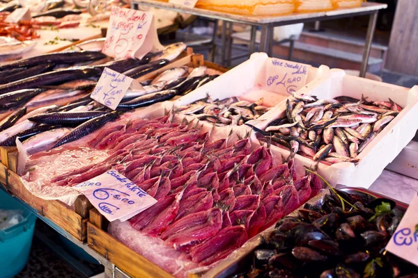 Mercearia no famoso mercado local Capo em Palermo, Itália — Fotografia de Stock