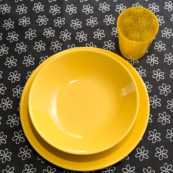 Juego de mesa con platos coloridos —  Fotos de Stock