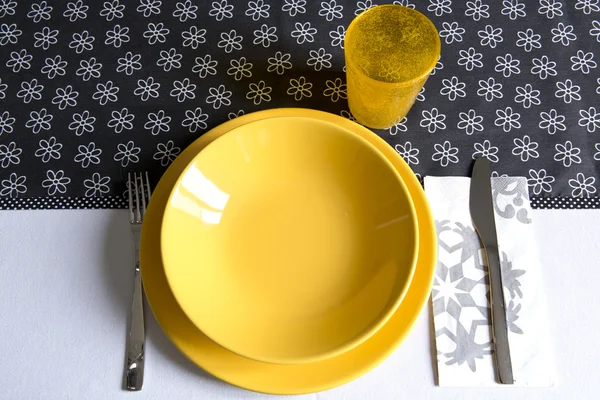 Tisch gedeckt mit bunten Tellern — Stockfoto