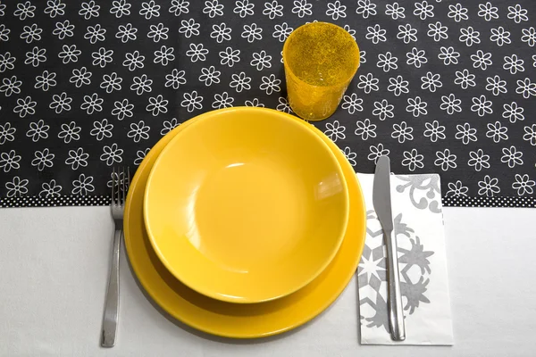 Tisch gedeckt mit bunten Tellern — Stockfoto