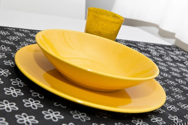 Conjunto de mesa com pratos coloridos — Fotografia de Stock