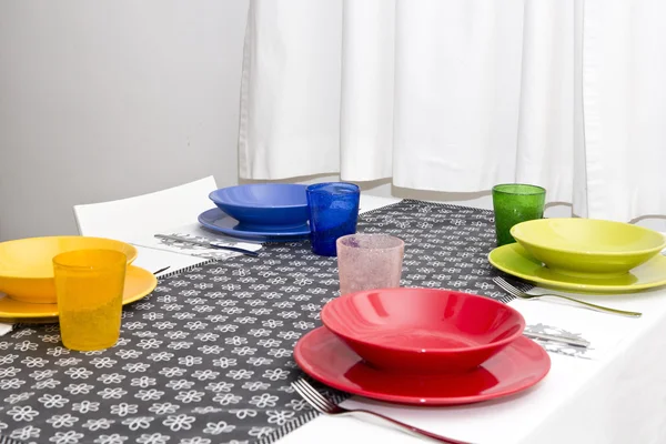 Conjunto de mesa com pratos coloridos — Fotografia de Stock