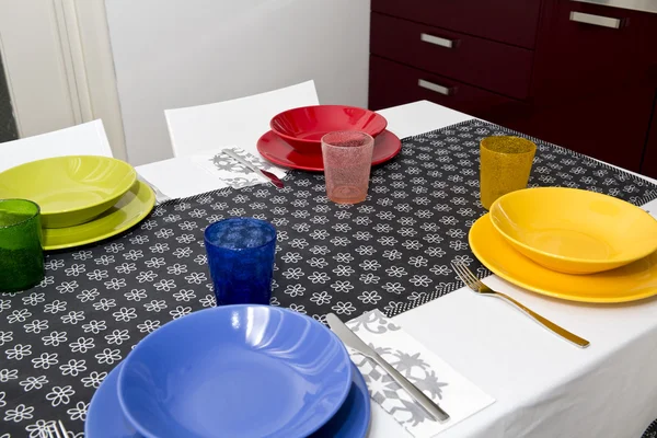 Conjunto de mesa com pratos coloridos — Fotografia de Stock