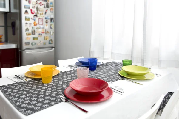 Juego de mesa con platos coloridos —  Fotos de Stock