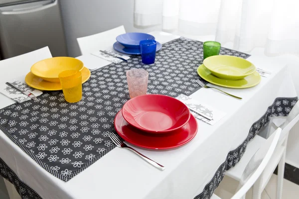 Juego de mesa con platos coloridos —  Fotos de Stock